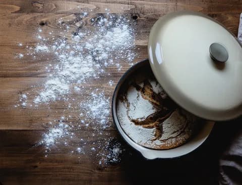 Lodge cast iron Dutch oven